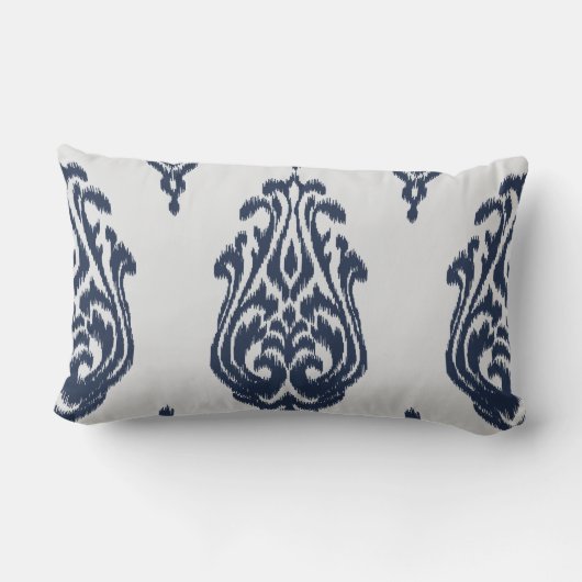 モダンでシックなダマスク織の青および白いイカットの枕 ランバークッション (裏面)