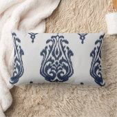モダンでシックなダマスク織の青および白いイカットの枕 ランバークッション (ブランケット)
