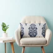 モダンでシックなダマスク織の青および白いイカットの枕 ランバークッション (椅子)