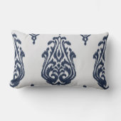 モダンでシックなダマスク織の青および白いイカットの枕 ランバークッション (正面)