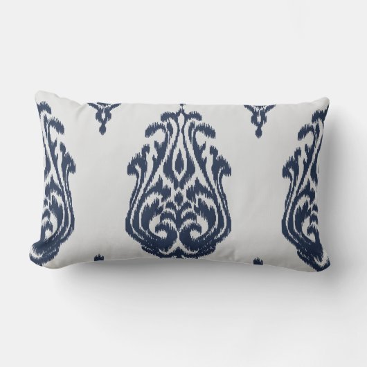 モダンでシックなダマスク織の青および白いイカットの枕 ランバークッション (正面)