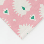 モダンでシックなパステル調ピンクの緑のイカットパターン フリースブランケット (角)