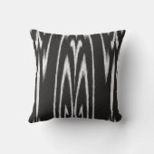 モダンでシックな白黒抽象的なイカットの枕 クッション (裏面)