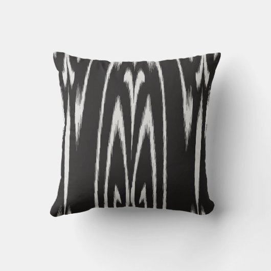 モダンでシックな白黒抽象的なイカットの枕 クッション (裏面)