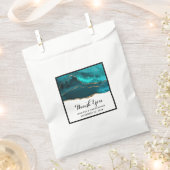 モダンでスタイリッシュなターコイズアゲート&ゴールドリボン(ホワイト背景) フェイバーバッグ (クリップ留めされた状態)