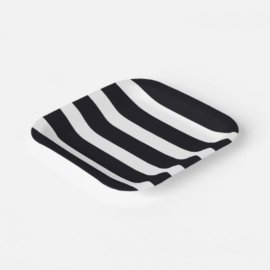 モダンでトレンディなブラック＆ホワイトのストライプがおしゃれでスタイリッシュ ペーパープレート (傾斜あり)