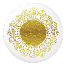 モダンでビクトリアンな金ゴールドホイルの一見のかぎ針編みのレースのDoily