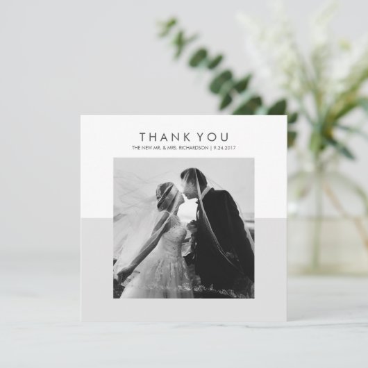 モダンでミニマルで柔らかい灰色の結婚式は写真感謝していしています サンキューカード (スタンド正面)