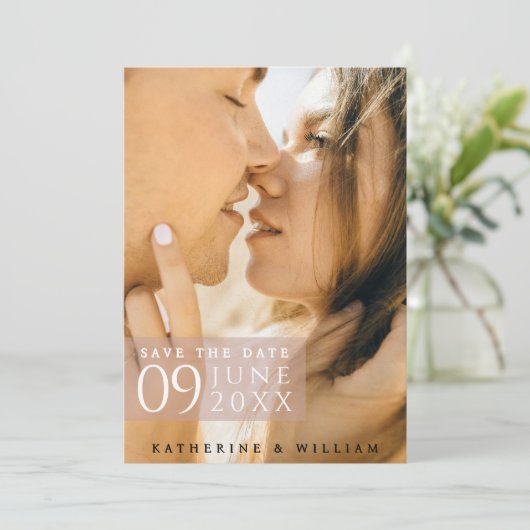 モダンでミニマルな写真を使った結婚式の日時を保存するカード セーブザデート (スタンド正面)