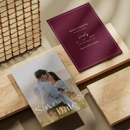 モダンでミニマル、エレガントなバーガンディーウェディング セーブザデート
