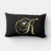 モダンでモノグラムので黒い金ゴールドの手紙「K」のハート ランバークッション (裏面)
