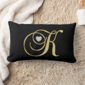 モダンでモノグラムので黒い金ゴールドの手紙「K」のハート ランバークッション (ブランケット)
