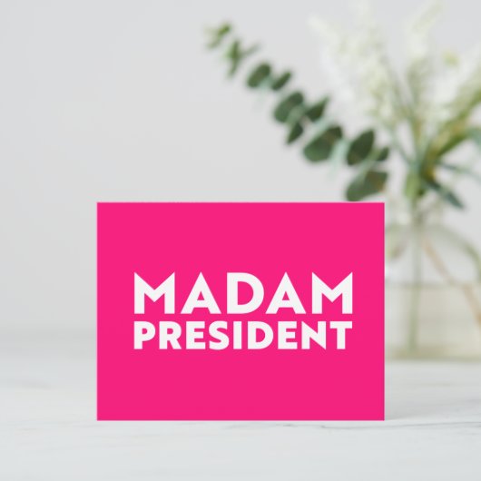 モダンで大胆なタイポグラフィーのホットピンク「Madam President」 ポストカード (スタンド正面)