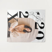 モダンで大胆なブラックとホワイトの写真 卒業式 タペストリー (正面(横))