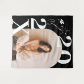 モダンで大胆な白と黒のトレンディな卒業写真 タペストリー (正面(横))