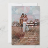 モダンで抽象的なカラフルオーバーレイ写真ウェディング 招待状 (正面)