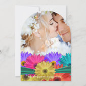 モダンで明るい色のガーベラデイジー 招待状 (正面)