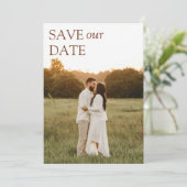 モダンで洗練されたタイポグラフィーの結婚式 Save our Date 招待状 (スタンド正面)