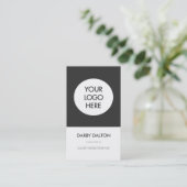 モダンで白いロゴ社会的な媒体の名刺 名刺 (スタンド正面)