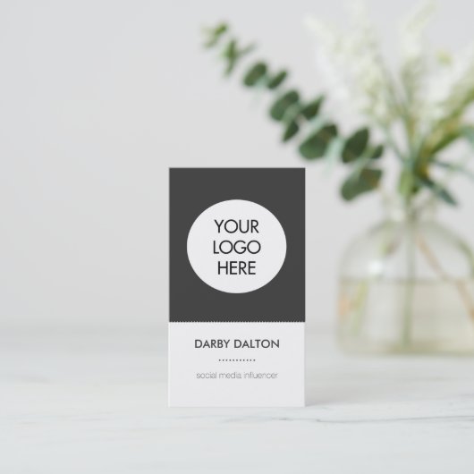 モダンで白いロゴ社会的な媒体の名刺 名刺 (スタンド正面)