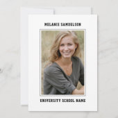 モダンで白い学校の卒業パーティーの写真 + ロゴ 招待状 (裏面)