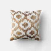 モダンで白いhandrawnのイカットパターンフェイクな真鍮の金ゴールド クッション (裏面)