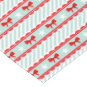 モダンで白く真新しい緑の赤いクリスマスパターン テーブルクロス (アングル)