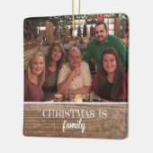 モダンで素朴でカスタムな2側の家族写真のクリスマス セラミックオーナメント (左)