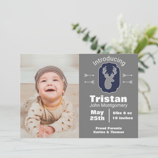 モダンで素朴なシカ及び矢の誕生の発表 招待状 (スタンド正面)