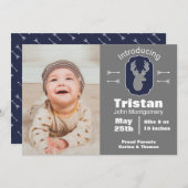 モダンで素朴なシカ及び矢の誕生の発表 招待状 (正面/裏面)