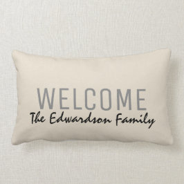 モダンで素朴な砂の歓迎家族のモノグラムの名前 ランバークッション