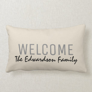 モダンで素朴な砂の歓迎家族のモノグラムの名前 ランバークッション