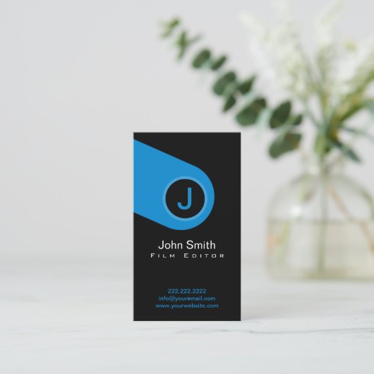 モダンで青いモノグラムのフィルムの編集者の名刺 名刺 (スタンド正面)