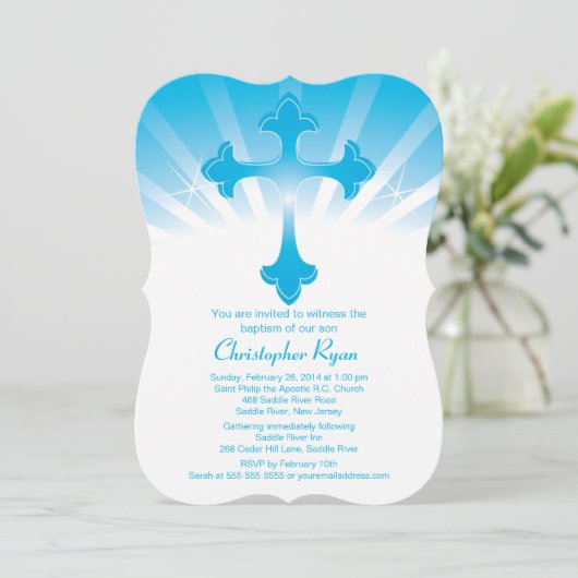 モダンで青い十字の男の子の神聖な洗礼の招待状 招待状 (スタンド正面)