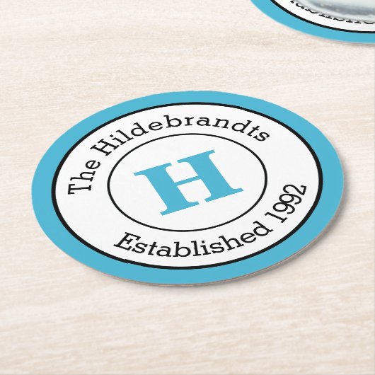 モダンで青い白黒カスタムなモノグラム家族 ラウンドペーパーコースター (アングル)