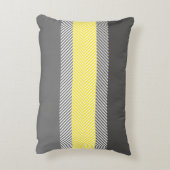 モダンで黄色及び灰色の幾何学的でストライプなパターン アクセントクッション (裏面(縦))