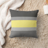 モダンで黄色及び灰色の幾何学的でストライプなパターン クッション (ブランケット)
