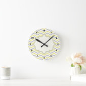 モダンで黄色、灰色、アイボリーのシェブロンパターンカスタム ラウンド壁時計 (ホーム)