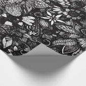 モダンで黒い及び白によって描かれる花のコラージュ ラッピングペーパー (角)