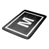 モダンで黒くシンプルで白いフレーム及びモノグラムの手紙 バスマット (アングル)