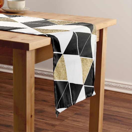 モダンで黒く、白く、およびフェイクな金ゴールドの三角形 ショートテーブルランナー (インサイチュ)