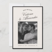 モダンなアイボリーとブラックの写真を使ったSave The Date 招待状 (正面)