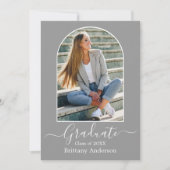 モダンなアーチのカリグラフィーグレイの卒業パーティー 招待状 (正面)