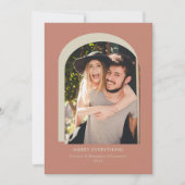 モダンなアーチ写真テラコッタ メリー エブリシング シーズンカード (正面)