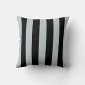 モダンなアールデコの黒および銀のストライプなモノグラム クッション (裏面)