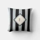 モダンなアールデコの黒および銀のストライプなモノグラム クッション (正面)
