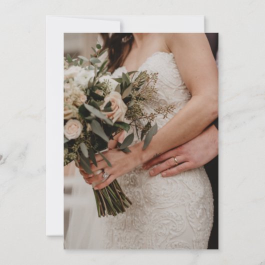 モダンなイニシャル入り折りたたみ結婚式 招待状 (裏面)