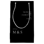 モダンなイニシャル ブラック ウェディングギフト スモールペーパーバッグ (正面)