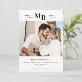 モダンなイニシャル モノグラム ミニマル フォト セーブ・ザ・デート カード (スタンド正面)