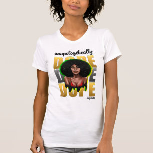 モダンなエレガンスを持つサッシーな黒人女性 Tシャツ